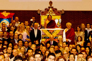 Lama Ole Nydahl, J. S. Sakja Thindzin a lama Džampa Thaje během iniciace Kálačakry v Londýně, 14. června 2010